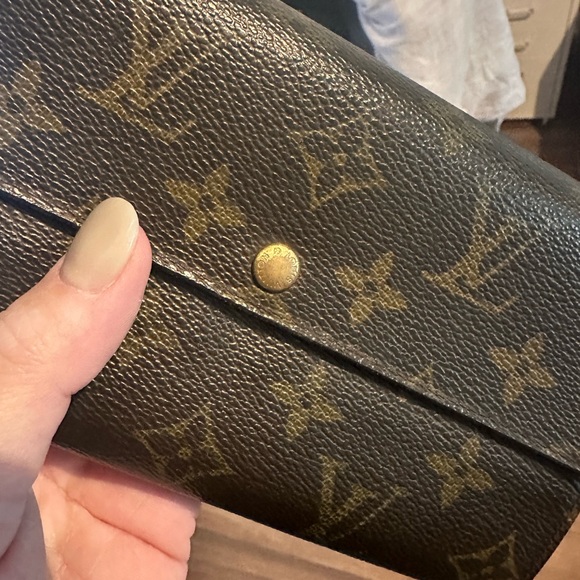 Lois Vuitton Sarah Wallet - Picture 1 of 14